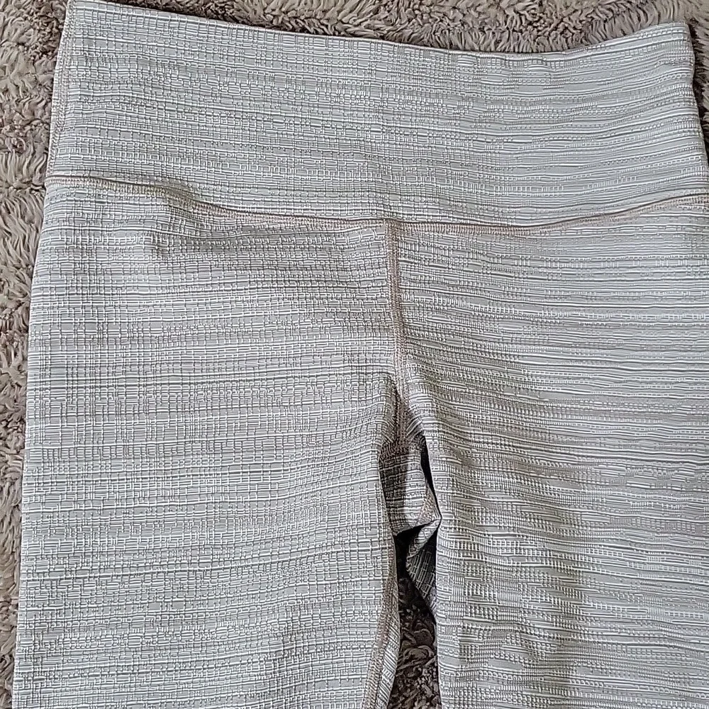 Athleta Textured Tan and Cream Leggings Sz Medium - Picture 2 of 7